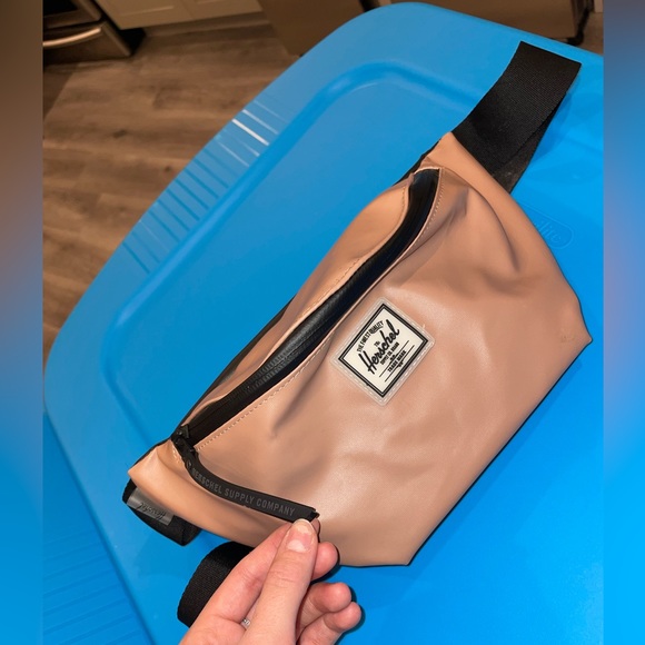 Herschel Supply Co Weather Resistant Hip Pack - Picture 5 of 9